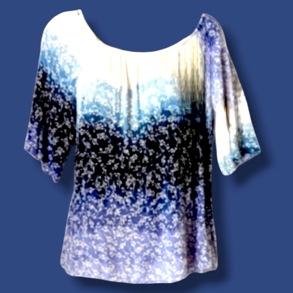🩵Flowy, Stretchy 3/4 Sleeve Top Floral w/Gradations of Blue and Creamy White - Picture 2 of 7